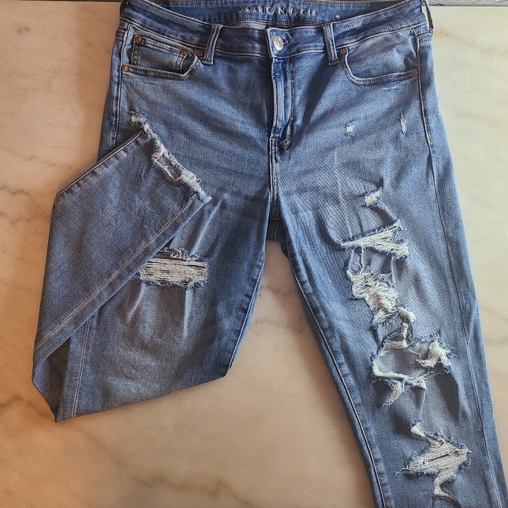 Size 14 American Eagle Distressed jeggings. Med Wash Denim. Gently worn.